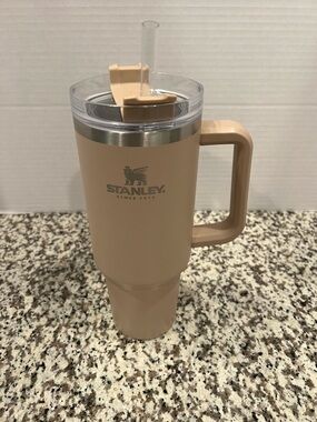 Stanley 40oz Tumbler with Handle in Tan New